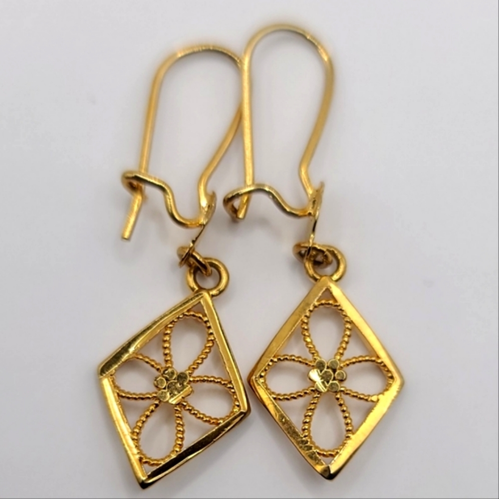 Beautiful carved flower style Gold color earrings
